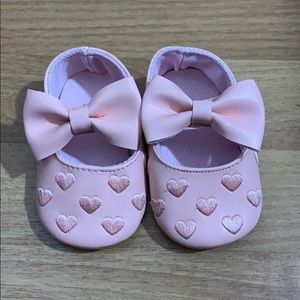 Baby slippers with hearts